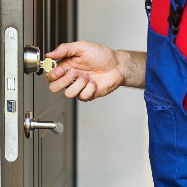 en nuestra cerrajería residencial trabajamos con una variedad de marcas reconocidas como yale, mul-t-lock y schlage